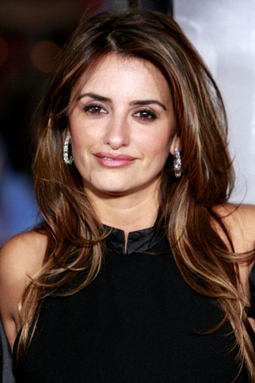 Penelope Cruz's tousled layered hairstyle