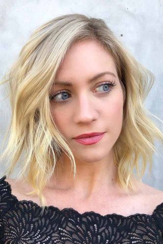 Eye-Catching Medium Blonde Layered Bob With Side Part #shorthaircuts #bobhaircut #blondehair #layeredhair #sidepart