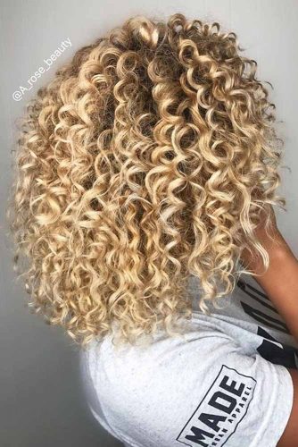 Lovely Curly Hairstyles Blonde Color #shoulderlengthhair #longbob #hairstyles #curlyhair #blondehair