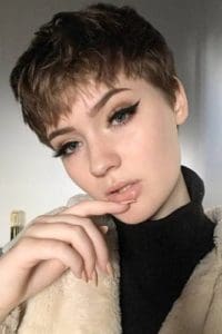 FLATTERING SHORT HAIRCUTS FOR ROUND FACES
