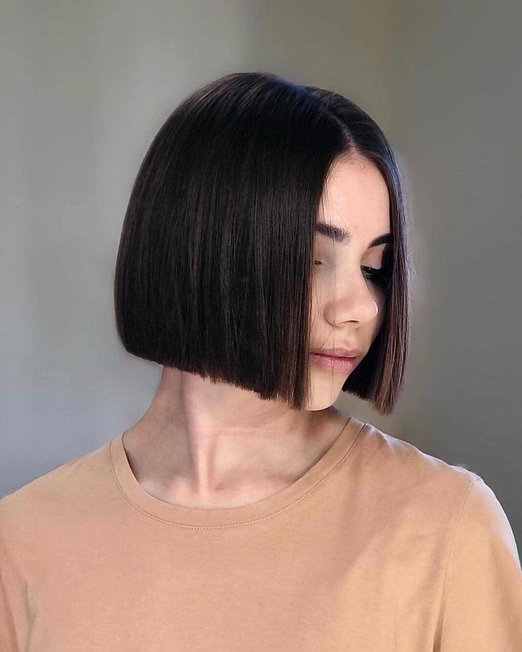 Chin-Length Blunt Bob Hair Ideas For Women To Consider in 2023