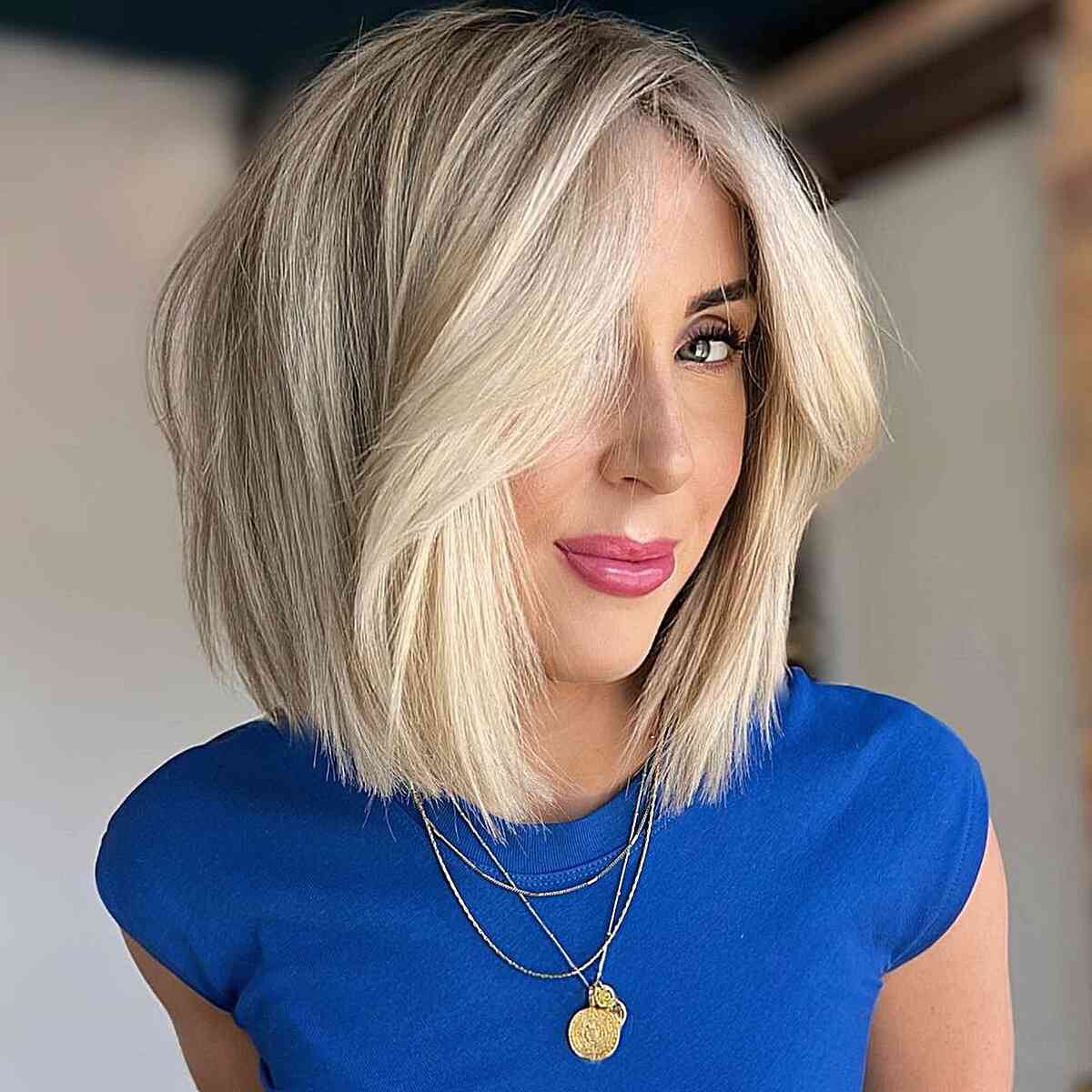 Hermoso corte recto con efecto abanico para mujeres con cabello rubio claro