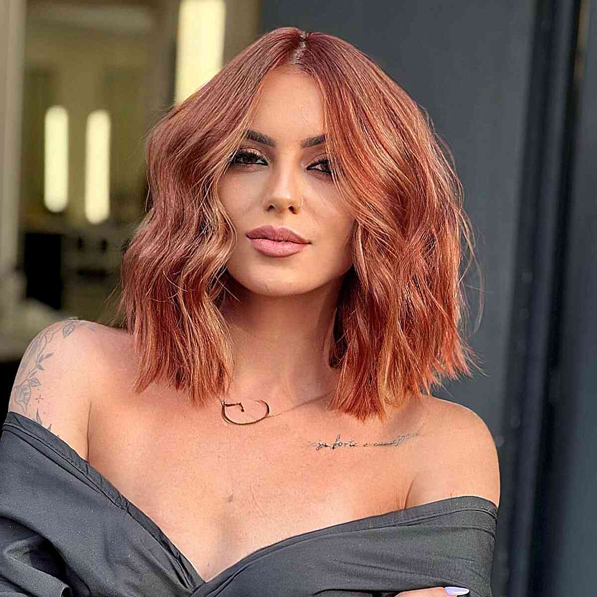 Bob largo, despeinado y contundente para mujeres con cabello color castaño rojizo