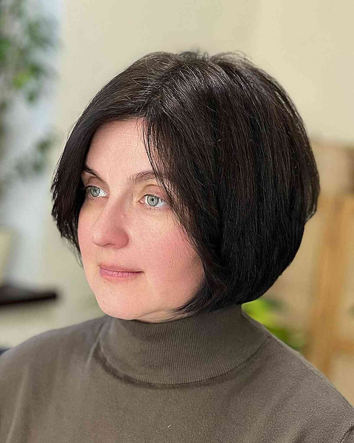 Face-Framing Graduated Short Bob Haircut