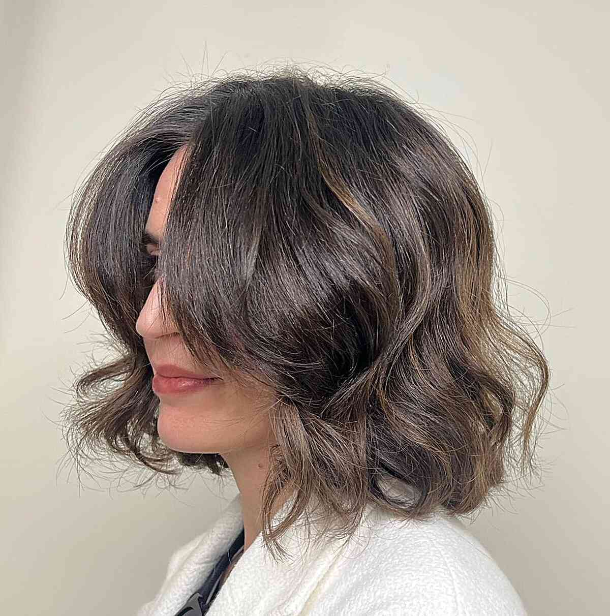 Face-Framing Voluminous Wavy Medium Bob