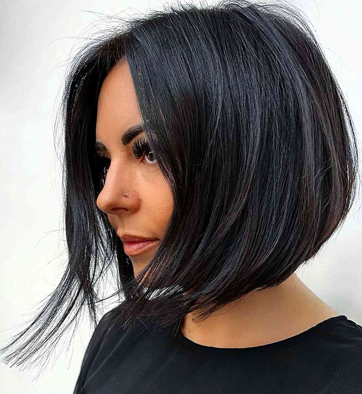 Bob en capas negro azabache para cabello muy fino con capas y un ligero ángulo en la parte posterior