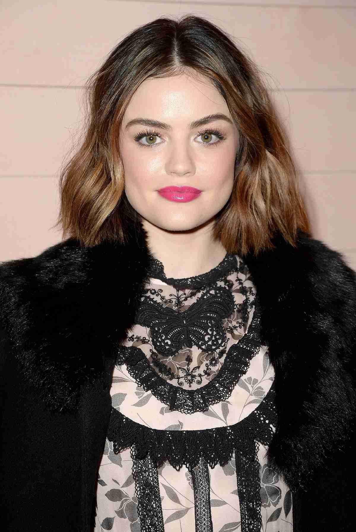 Lucy Hale con un corte de pelo bob largo y raya al medio