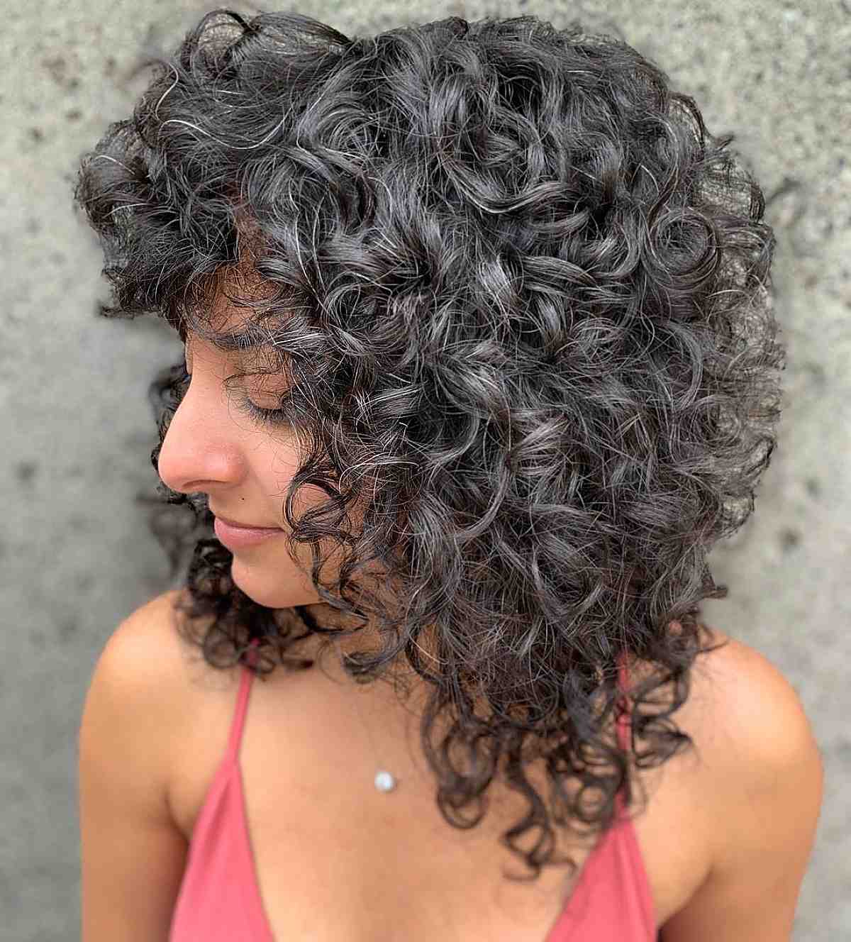 Lob invertido y peludo para mujeres con cabello rizado