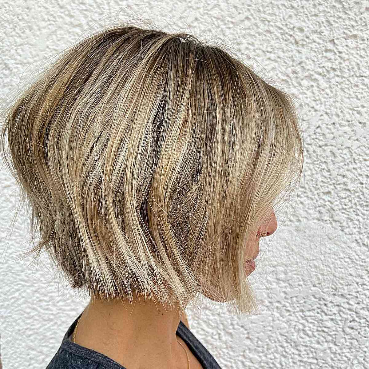 Cabello corto apilado con puntas rapadas y ondas suaves