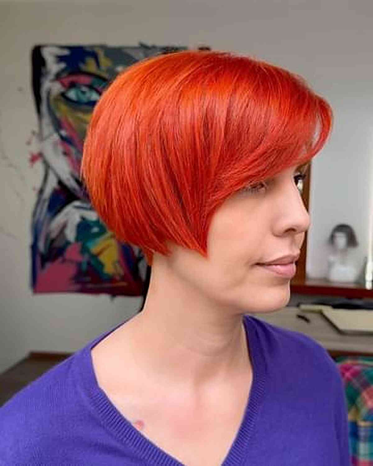 Bob a la altura de las orejas en color rojo anaranjado intenso para cabello lacio