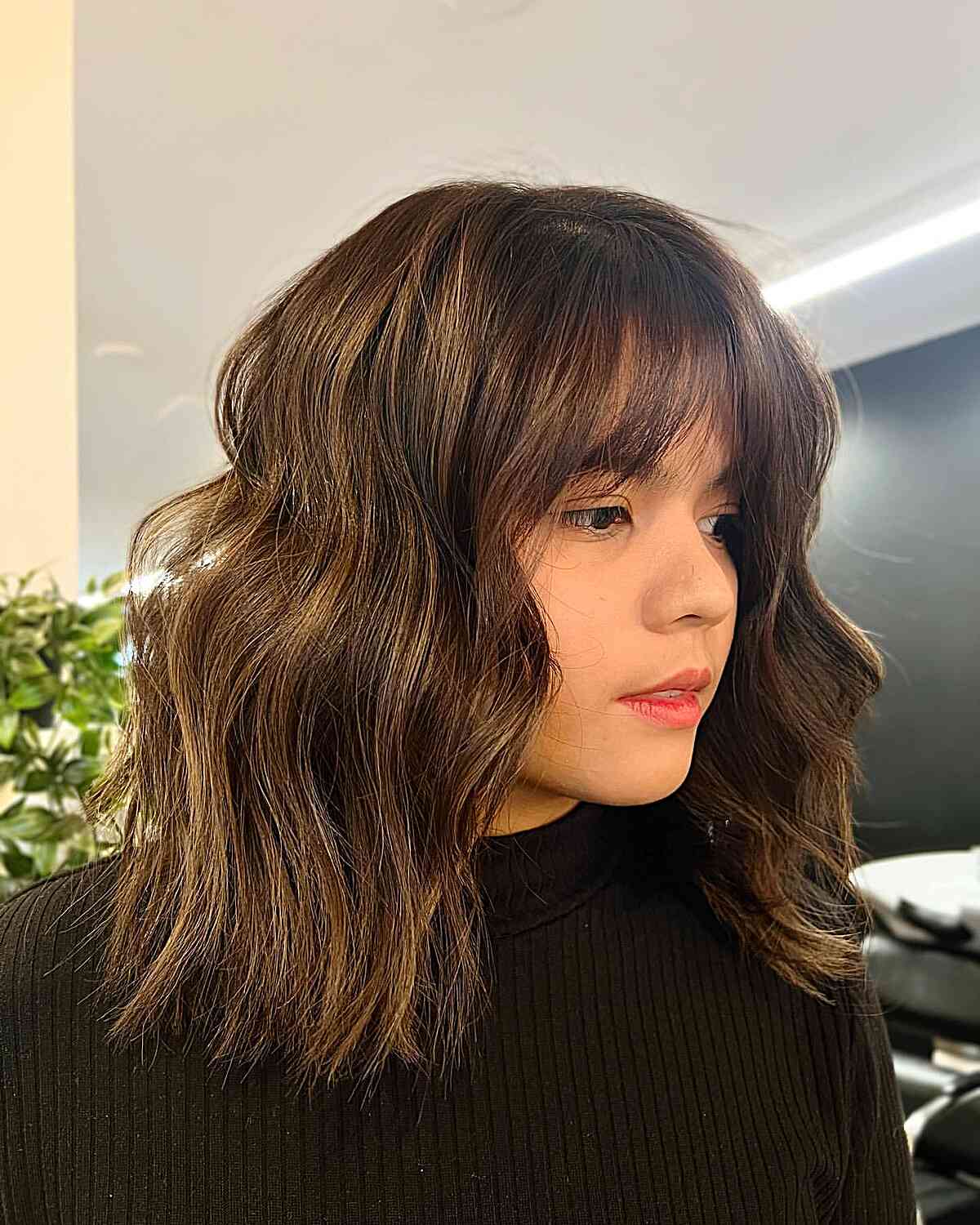 Wavy Collarbone Bob with Caramel Highlights