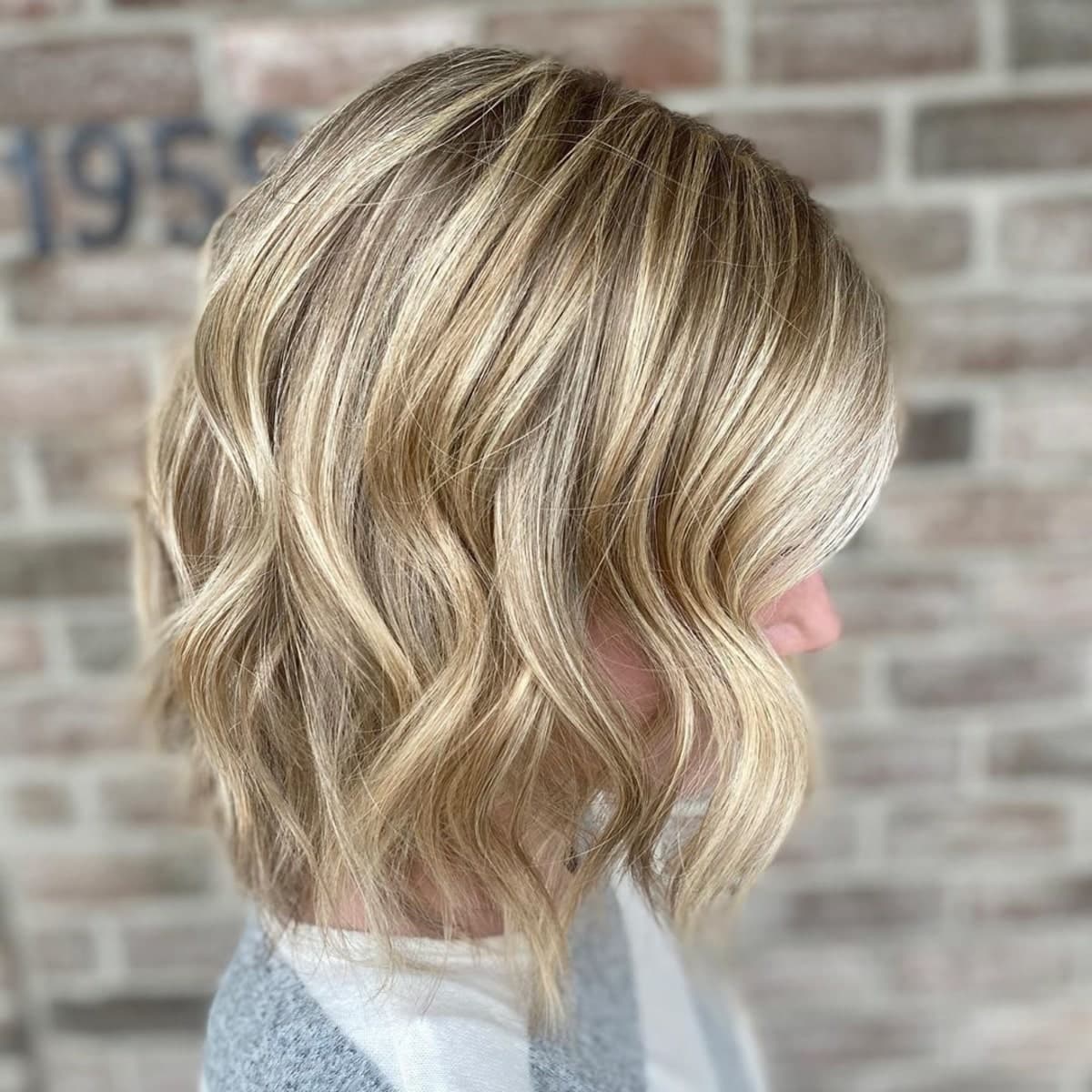 Partial Highlights on Dimensional Short Hair