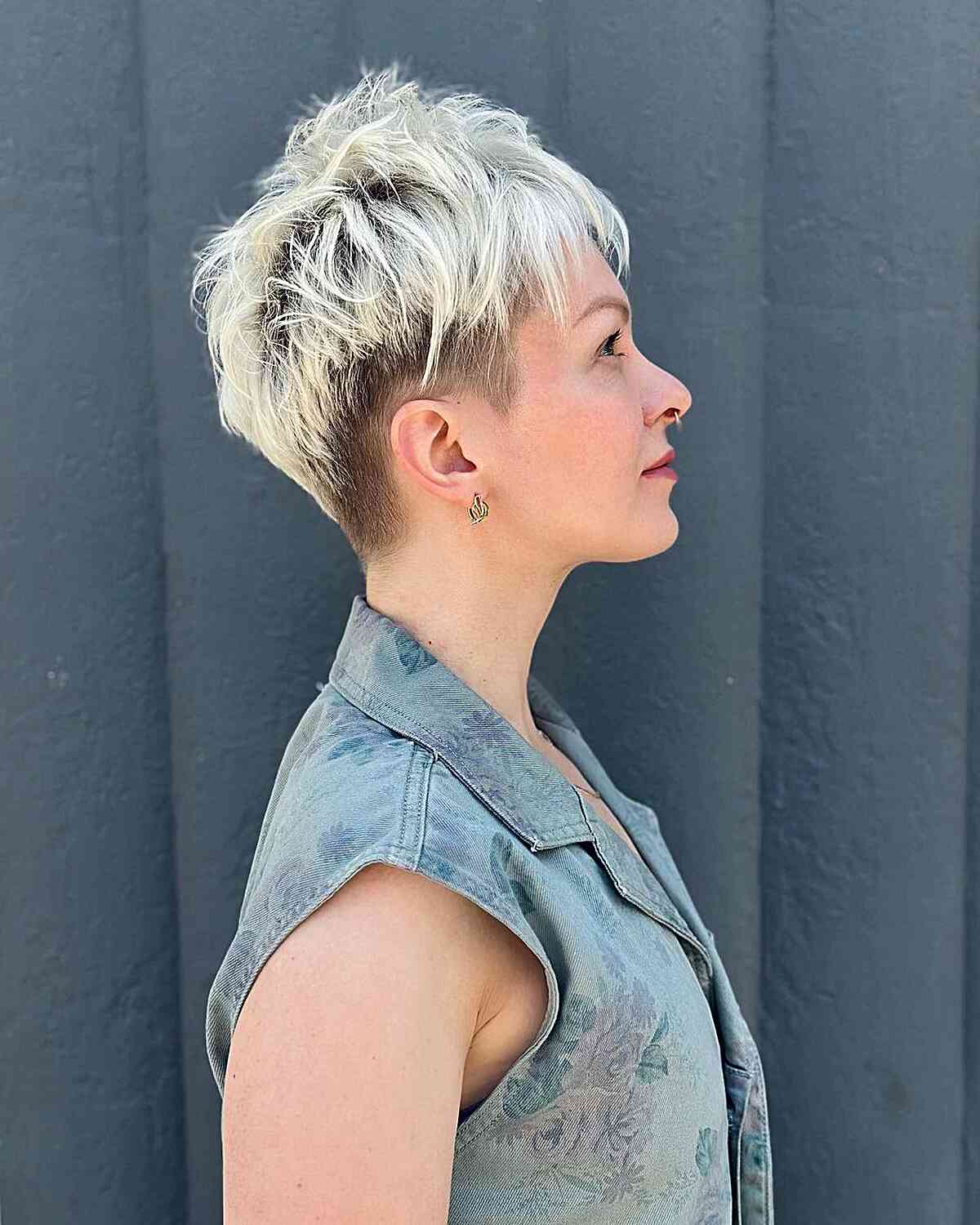 Stylish Platinum Pixie Cut with Dark Roots for Thick Hair