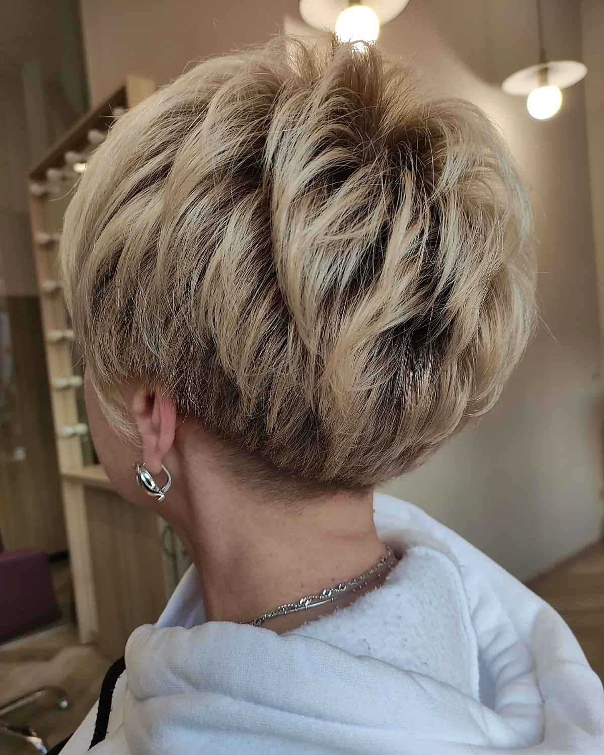 honey blonde hair with dark brown roots