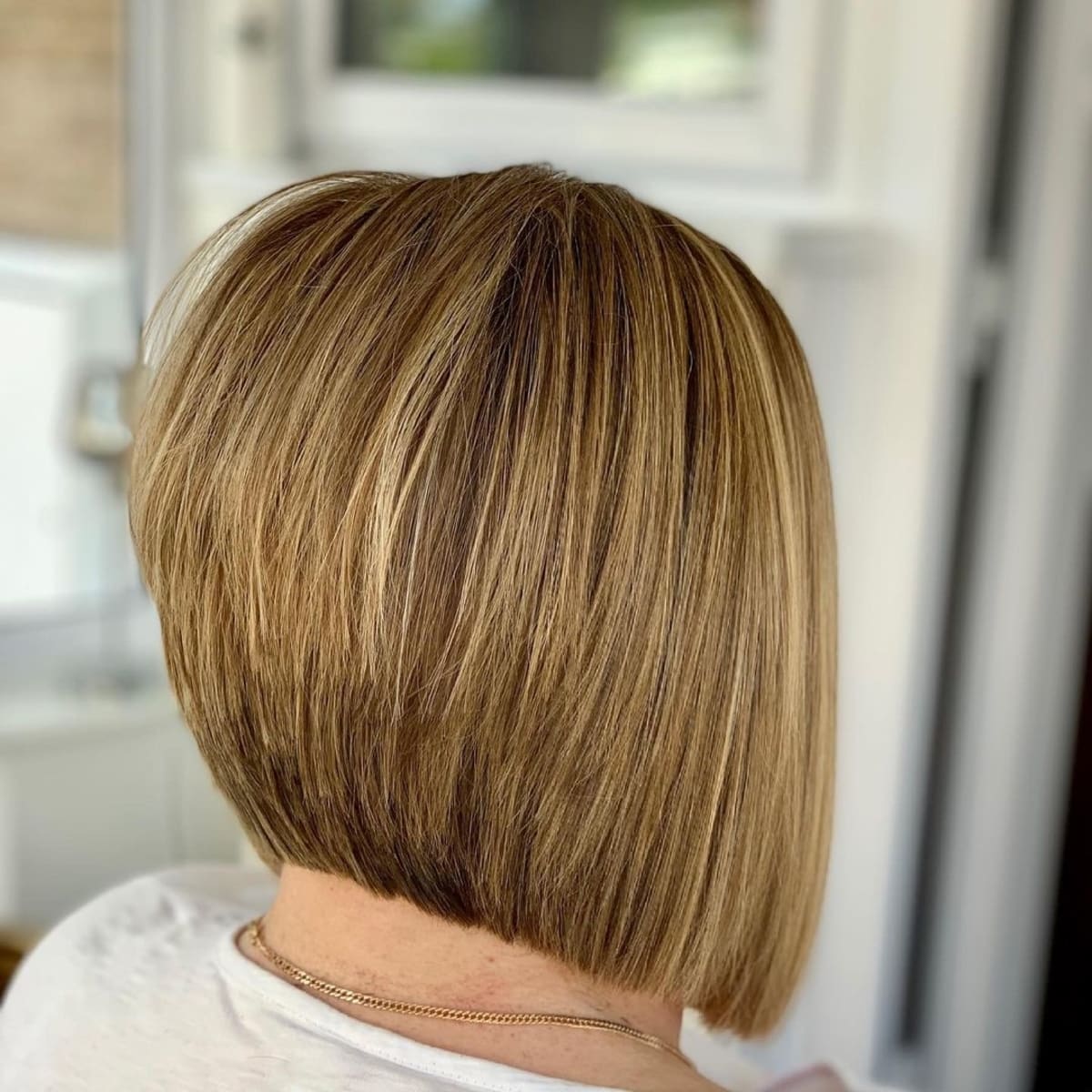 Caramel blonde for an inverted bob cut