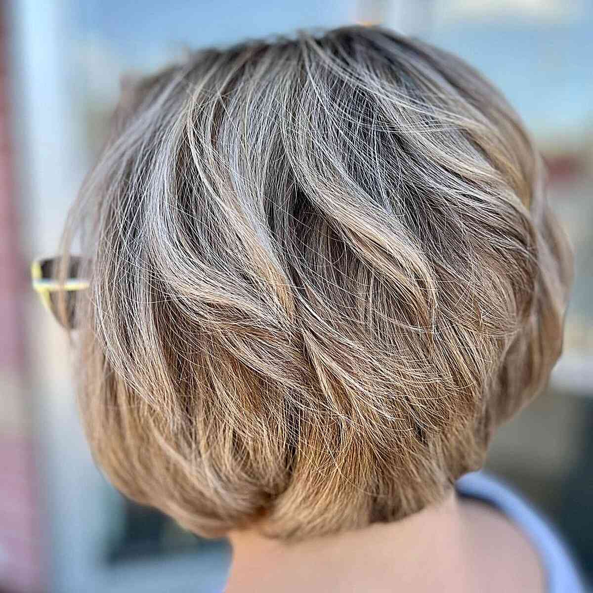 Dishwater Beige Blonde Short Hair with Lowlights